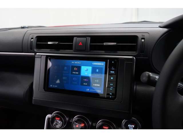 フルセグTV/CD/DVD/Bluetooth対応のナビあり◎各種エンタテインメントが快適なドライブをより盛り上げます。また、デュアルエアコンなので運転席と助手席、別々にエアコンの温度設定ができます。