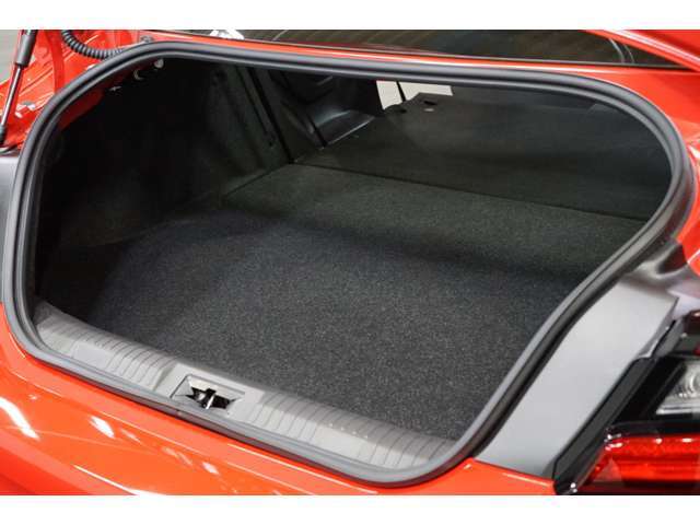 「普段は荷物も少ないし小さな荷室で十分だけど大きな買い物をした時に困る」？そんなことはありません！後部座席の背面を倒すと大容量の荷室に早変わり！コンパクトな車ながらゴルフバッグだって積めちゃうんです！