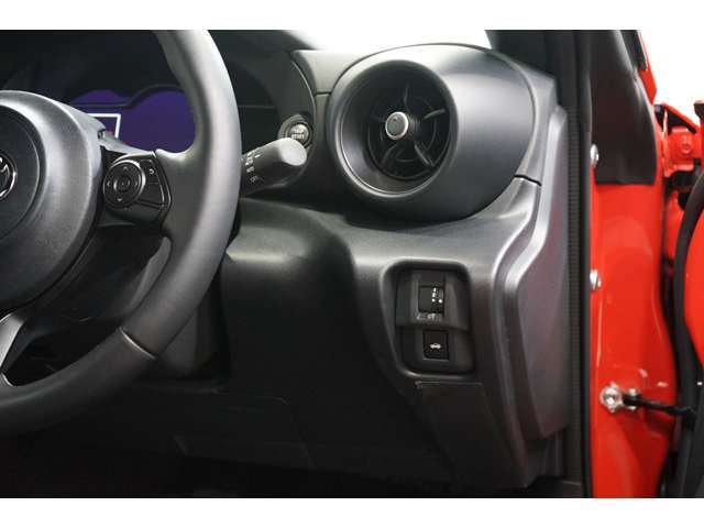 スマートキー・プッシュスタートのお車です！スマートキーをバックやポケットに入れたままでワンタッチでドアロックの開閉、エンジン始動が可能です。毎回鍵を探す必要がないのでとっても便利な機能です（＊＾＾＊）