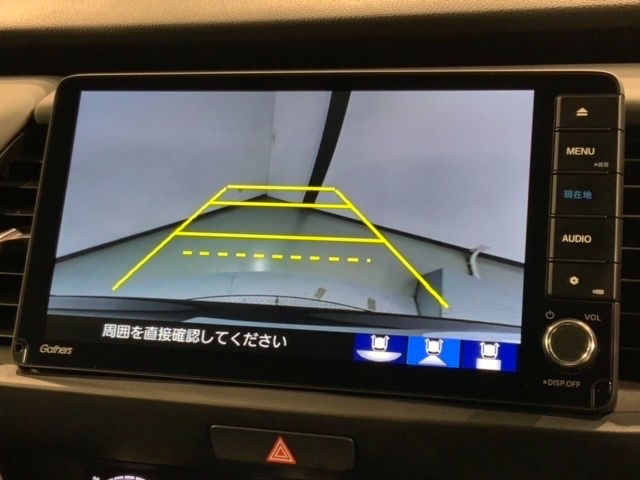 リバースギアに入れるだけで後方の表示へ切り替わります。夜間や雨の日の駐車も楽になりますよ。