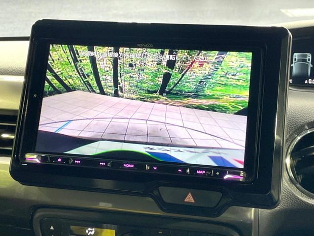 【バックカメラ】駐車時に後方がリアルタイム映像で確認できます。大型商業施設や立体駐車場での駐車時や、夜間のバック時に大活躍！運転スキルに関わらず、今や必須となった装備のひとつです！