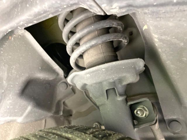 お車を安心してお乗りいただく為には、足回りの定期点検が欠かせません。サービスサポート（有償保証）では無料点検もご提供しており、安心のカーライフをお過ごしいただけるサポート体制が整っています。