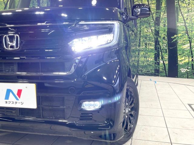 【LEDヘッドライト】悪天候や夜間走行時も良好な視界を確保し安心して運転できる高輝度LEDヘッドライトを装備！点灯速度が早く、消費電力も抑えられています。
