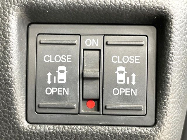 【両側パワースライドドア】スマートキーや運転席のスイッチで後席両側スライドドアの開閉が可能♪電動だから力を入れてドアを開ける必要が無く、小さなお子様でも簡単に開け閉めでき快適です♪