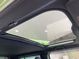 【ガラスルーフ】ガラスルーフ搭載で車内の解放感が一気にアップ！開放的なドライブをお楽しみいただけます。