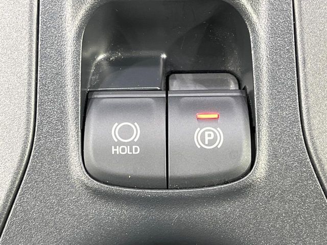 【オートブレーキホールド】信号待ちや渋滞で停車時にブレーキから足を離しても、停止状態を保持してくれます。前進するときはアクセルを踏めば自動で解除されるので安心♪街乗り運転が楽になります♪
