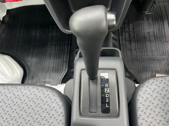 WECARSの展示場では実際に見て、触ってお車をお選びいただけます！知識の豊富な営業スタッフが様々なカーライフをご提案いたします！