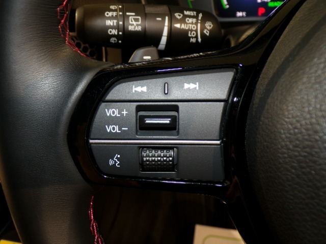 【ステアリングリモコン】ステアリングにオーディオ調節可能なスイッチが装備されていますので運転中でも視線をそらさずにオーディオの調節が可能です！