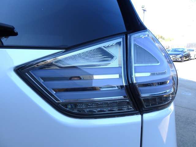 新品フルLEDスモークファイバーテールライト！もちろん車検対応ですのでご安心ください。こちらは別途オプションになりますのでご相談ください。