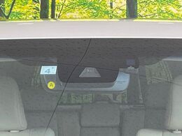 【トヨタセーフティセンス】走行中に前方の車両等を認識し、衝突しそうな時は警報とブレーキで衝突回避と被害軽減をアシスト。より安全にドライブをお楽しみいただけます。