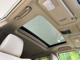 【サンルーフ】開放感たっぷりの希少装備、サンルーフが装着されています！車内に明かりを取り入れたり景色を楽しむ以外にも、車内の空気も簡単に換気できて快適です！