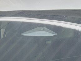 【トヨタセーフティセンス】走行中に前方の車両等を認識し、衝突しそうな時は警報とブレーキで衝突回避と被害軽減をアシスト。より安全にドライブをお楽しみいただけます。