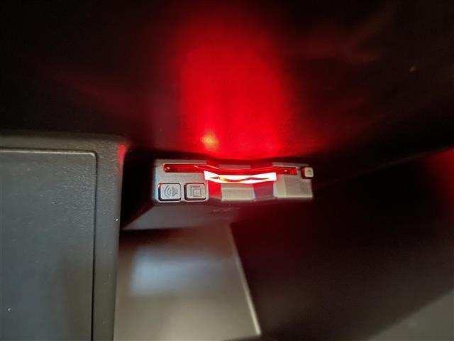 【ETC】有料道路を利用する際に料金所で停止することなく通過できる、ETC車載器（ノンストップ自動料金収受システム機器）が装備されています。セットアップを行うことで利用可能になります。