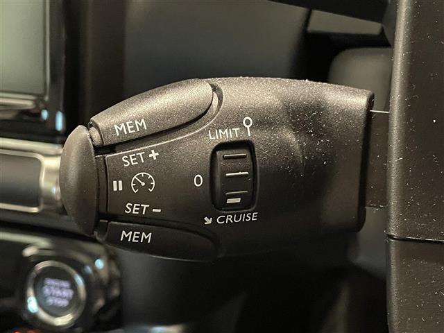 【運転席操作部】『運転席周辺の装備』の画像になります。快適なドライブを楽しむための機能が装備されています！運転席から触れるので使いやすいです！