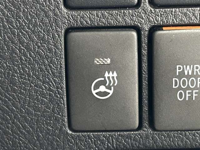 【ステアリングヒーター】冬場の寒い日に手がかじかんで運転が危険にさらされることもこれがあれば安心です！！ハンドルがじわっと暖かくなります♪