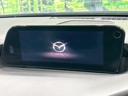 【マツダコネクトナビ】車内の雰囲気にマッチした一体型タイプのナビ。各種車輌設定やBluetooth再生等、様々な機能が楽しめます。直感的なダイヤル操作が可能で、使い勝手も良好です。