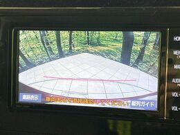 【バックカメラ】駐車時に後方がリアルタイム映像で確認できます。大型商業施設や立体駐車場での駐車時や、夜間のバック時に大活躍！運転スキルに関わらず、今や必須となった装備のひとつです！