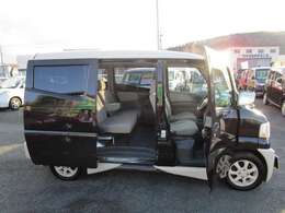 左右スライドドアで狭い場所での乗車も楽です！