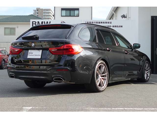 スタイリッシュなリアビュー。リアフォグランプを採用し、悪天候の走行時に後続のドライバーにし車両を示します。デザインだけではなく、安全面にも抜かりが無いBMWで駆け抜ける喜びを体感下さい。