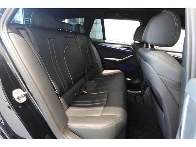 リアシートも広々とご利用頂けます。お車詳細や展示状況はフリーダイヤル（0078-6002-498412）またはBPS城東鶴見06-6933-6600迄お気軽にお問合せ下さい。