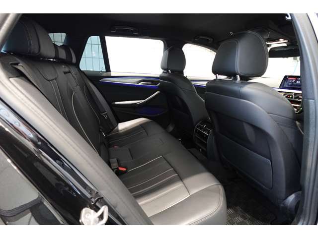 リアシートも広々とご利用頂けます。お車詳細や展示状況はフリーダイヤル（0078-6002-498412）またはBPS城東鶴見06-6933-6600迄お気軽にお問合せ下さい。