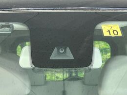 【三菱e-Assist】走行中に前方の車両等を認識し、衝突しそうな時は警報とブレーキで衝突回避と被害軽減をアシスト。より安全にドライブをお楽しみいただけます。