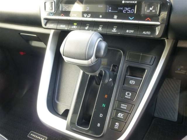 インパネシフトで、操作性・視認性もバッチリです。