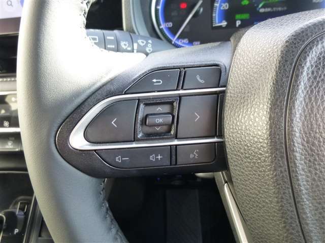ステアリングに各種スイッチが付いてますのでとっても便利です。
