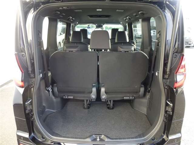 サードシートを跳ね上げれば荷室スペースも広がります。
