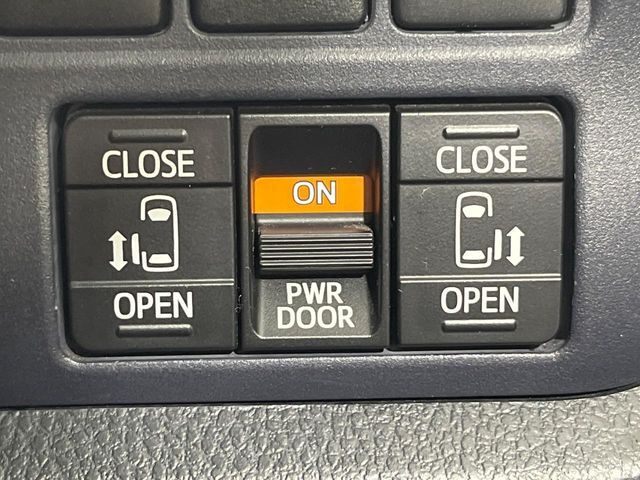【両側パワースライドドア】スマートキーや運転席のスイッチで後席両側スライドドアの開閉が可能♪電動だから力を入れてドアを開ける必要が無く、小さなお子様でも簡単に開け閉めでき快適です♪