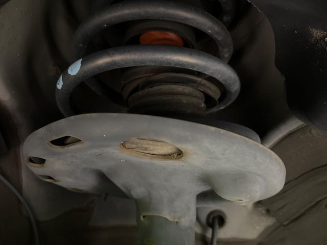 お車を安心してお乗りいただく為には、足回りの定期点検が欠かせません。サービスサポート（有償保証）では無料点検もご提供しており、安心のカーライフをお過ごしいただけるサポート体制が整っています。
