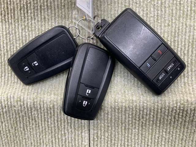 手荷物が多いときでも、スマートキーをバッグやポケットに携帯していれば、キーを取り出すことなくドアの解錠・施錠ができます。リモコンエンジンスターター付き。