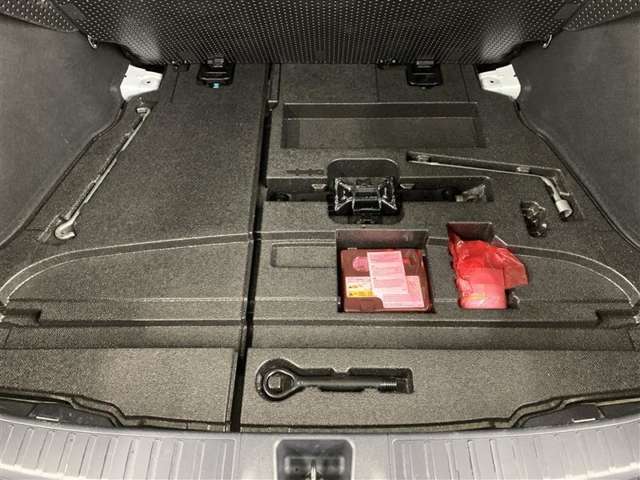 もしもの時に安心な工具やジャッキ、パンク修理キット搭載。