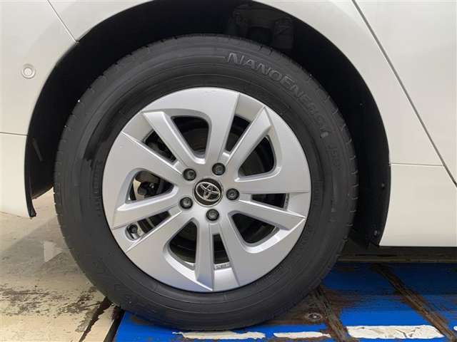 デザイン性にも優れた純正15インチアルミホイールです。