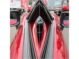 ドアのベルトラインは車体カラーと同色となり、エクステリアの一部という考えでデザインされてます。