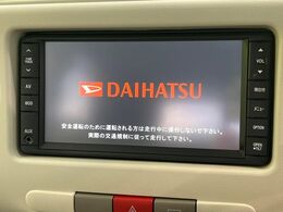 【純正ナビ】人気の純正ナビを装備しております。ナビの使いやすさはもちろん、オーディオ機能も充実！キャンプや旅行はもちろん、通勤や買い物など普段のドライブも楽しくなるはず♪