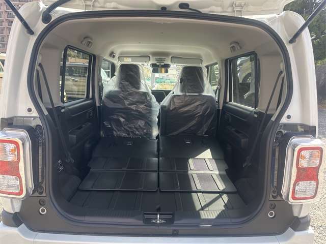 リアシートを倒せばさらに多くの荷物や大きな荷物もも積めます！