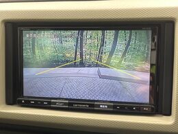 【バックカメラ】駐車時に後方がリアルタイム映像で確認できます。大型商業施設や立体駐車場での駐車時や、夜間のバック時に大活躍！運転スキルに関わらず、今や必須となった装備のひとつです！