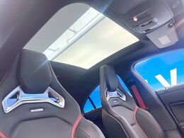 ●パノラミックスライディングルーフ：：大迫力のパノラマルーフは、後部座席にまで続いており、開放的な空間をお楽しみいただけます。