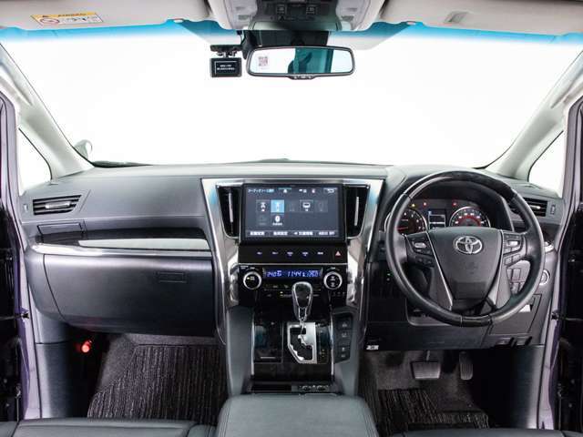 クリーニング専門スタッフによる【車内まるごと徹底クリーニング】済みです。隅々まで行き届いたクリーニングで、快適な空間をご提供いたします。