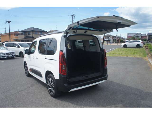 大きく開くテールゲートで、荷物の積み下ろしも楽々です。
