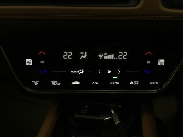 運転席・助手席それぞれで温度調節が可能です。