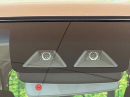 【スマートアシスト】走行中に前方の車両等を認識し、衝突しそうな時は警報とブレーキで衝突回避と被害軽減をアシスト。より安全にドライブをお楽しみいただけます。