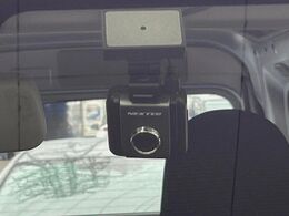 【ドライブレコーダー】安心・安全なカーライフに必須のドライブレコーダーを装備！走行中はもちろん、あおり運転や事故に遭遇した際の状況も映像で記録し、万一のリスクに備えます。