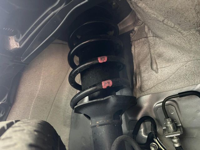 お車を安心してお乗りいただく為には、足回りの定期点検が欠かせません。サービスサポート（有償保証）では無料点検もご提供しており、安心のカーライフをお過ごしいただけるサポート体制が整っています。