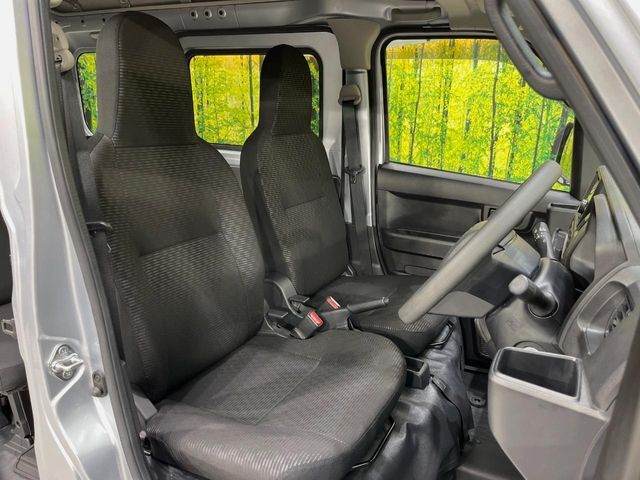 運転席シート廻りは使用感も少なく、良好な状態となっています。前オーナー様が丁寧に使っていたことがよくわかりますね。