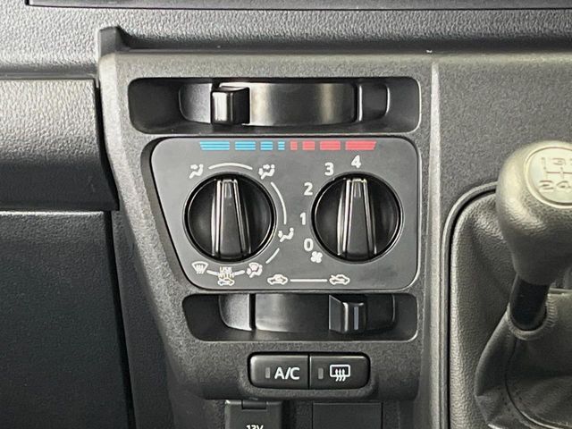 寒い冬も暑い夏も全席に快適な空調を届けてくれる、ダイヤル式エアコンを装備♪