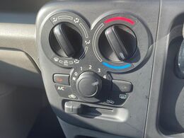 寒い冬も暑い夏も全席に快適な空調を届けてくれる、ダイヤル式エアコンを装備♪