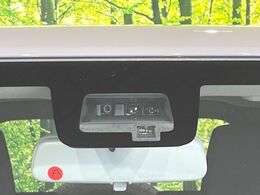 【スズキ　セーフティサポート】走行中に前方の車両等を認識し、衝突しそうな時は警報とブレーキで衝突回避と被害軽減をアシスト。より安全にドライブをお楽しみいただけます。