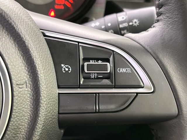 【クルーズコントロール】高速道路もラクラク走行。アクセルを離しても一定速度で走行ができ、長距離運転時の負担を軽減！加速・減速も簡単なスイッチ操作で調整できます。